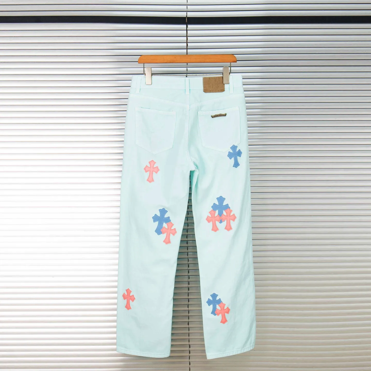 P240 (high version, running quantity) Chrome Hearts light blue blue pants, pink and blue patchwork leather couple's best friend jeans. CH jeans need to be washed and then disassembled and hand-made with sheepskin cross leather and then spliced ​​to complete. The whole process is not clear. The patchwork cross pattern is embellished, and the high-waisted washed jeans! ! Absolutely high-end luxury products, god-level single products and super popular products, made with top heavy industry, a must-see magic weapon. Customized hardware. The fabric is thick and soft after washing. It has good breathability. Customized small leather label. Unique design. The details are simple and elegant, and the workmanship is exquisite. The entire trousers are neatly routed and the details are in place! It’s so cool that both men and women can easily control the genderless trend! Style number: 1817# Color: Picture color Size: 28 30 32 34 36